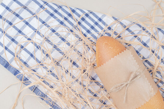 美味桌布上绑着绳子的白面包新鲜鲜亮脆
