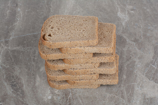 切在大理石表面放几片棕色面包膳食自然健康