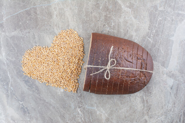 食品在大理石表面涂上燕麦粒的棕色面包片谷物燕麦健康