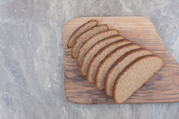 谷物在大理石表面放几片棕色面包面包房切片自然