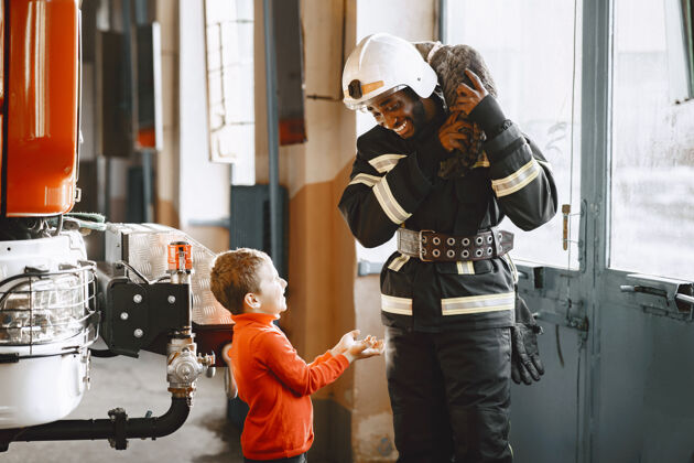 职业穿制服的消防队员准备工作的人带孩子的人非洲危险超级英雄