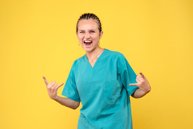 健康前视图身穿医疗衬衫的女医生 covid-19卫生院病毒护士黄色自信女性