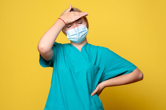 人前视图穿着医用衬衫 戴着消毒口罩的女医生 医院医护人员女人人绝育
