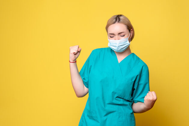 绝育前视图穿着医用衬衫和无菌口罩的女医生 护士健康科维德大流行医生人流行病面具