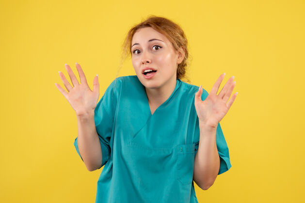 肖像前视图穿着医疗衬衫的女医生 健康色医疗帽护士颜色成人女医生