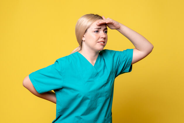人前视图穿着医疗衬衫的女医生 大流行护士covid-19情感医生黄色快乐情感