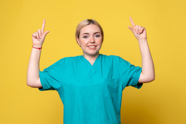 快乐前视图穿着医疗衬衫的女医生 医学情感医院的科维德大流行护士人女医生医学