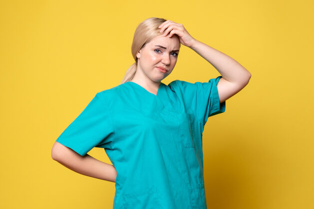 站前视图穿着医疗衬衫的女医生 大流行护士 医生成人微笑人