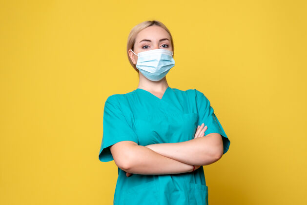 女医生前视图穿着医用衬衫和无菌口罩的女医生摆姿势 护士健康covid-19大流行医生健康护士肖像