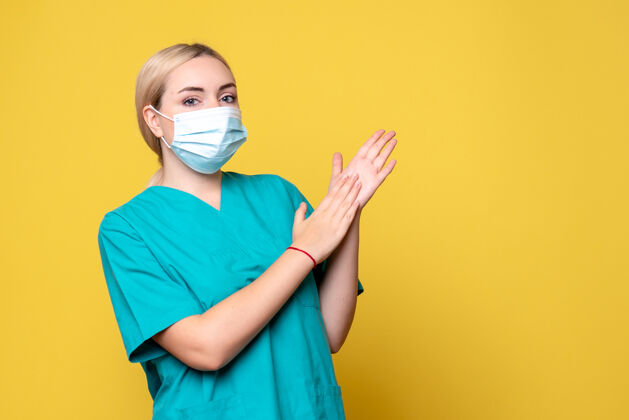 女性前视图穿着医用衬衫和无菌口罩的女医生 医院健康covid-19大流行医生专业成人女医生