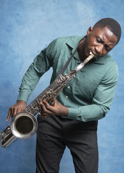 乐器年轻的非洲裔美国音乐家庆祝国际爵士乐日乐器节日声音