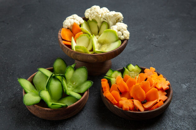 不同前视图不同设计的蔬菜内盆灰色空间膳食苹果沙拉