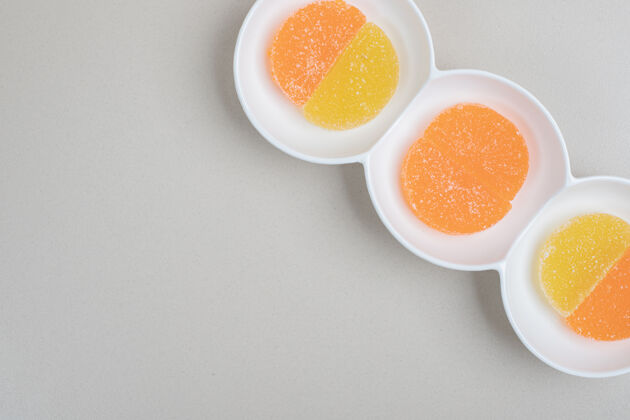 果酱白色盘子上有两个彩色果冻糖果冻明胶切片