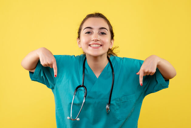 护士正面图女医生穿着医用衬衫 彩色病毒covid-19健康情感制服女女医生听诊器