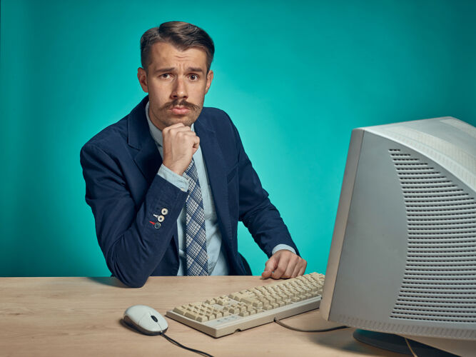 头年轻的商人在办公室使用电脑无聊年轻男性