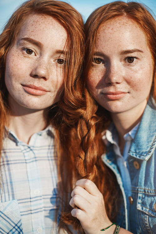扩展姜双胞胎有一个最好的朋友的肖像是如此有趣分享和关心是伟大的家庭和友谊的概念惊喜欢呼长