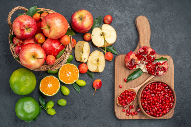 健康从远处俯瞰水果不同的水果旁边的董事会与石榴种子素食饮食板
