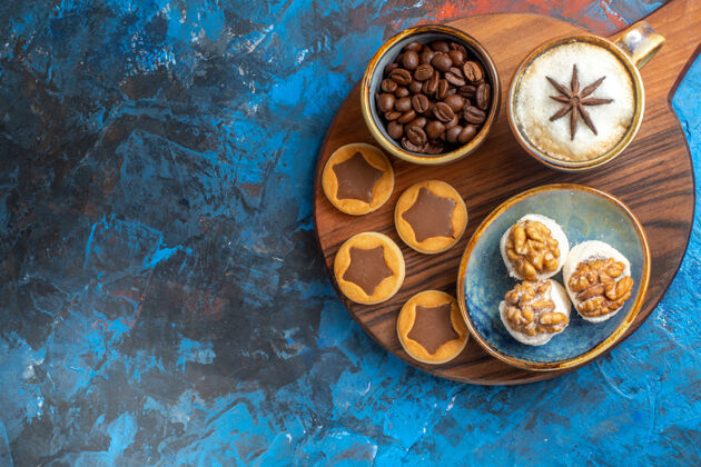 喜悦顶部特写镜头糖果饼干土耳其喜悦咖啡豆一杯咖啡在木板上土耳其语咖啡豆子