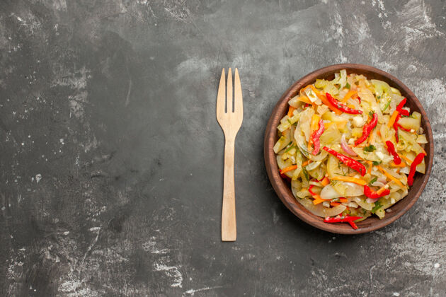 餐厅顶部特写沙拉一个开胃蔬菜沙拉在碗木制叉子木勺子肉锅
