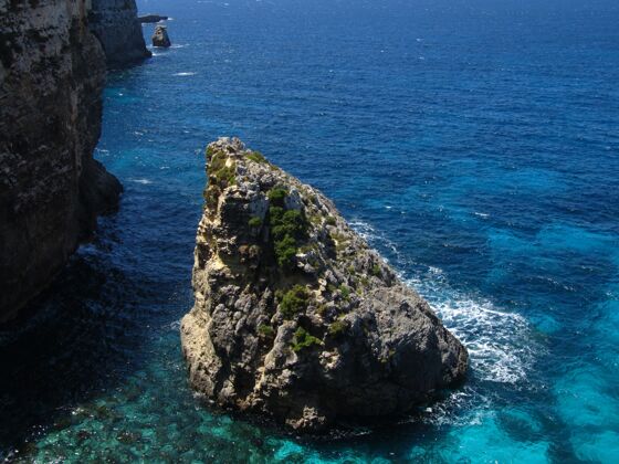 悬崖马耳他科米诺海岸线的岩石被水包围海景自然窗户