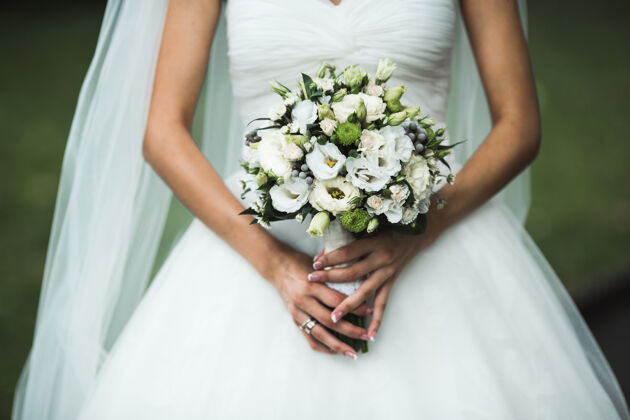 文具新娘手中的婚礼花束非常漂亮花束玫瑰单身
