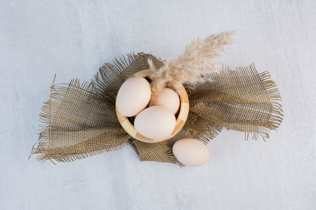 农产品在大理石桌上的格子碗里放上羽毛草和鸡蛋味道美味营养