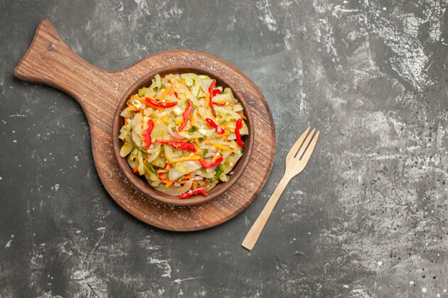 勺子顶部特写镜头沙拉蔬菜沙拉在砧板旁边的叉子木勺切汤