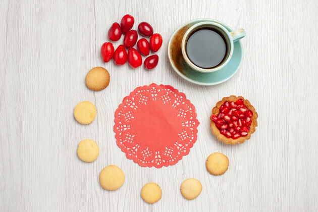 蛋糕俯瞰一杯茶 在白色桌面上放上饼干和水果茶水果甜点蛋糕甜点饼干水果