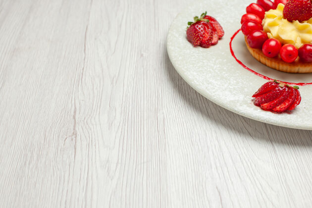 里面前视小蛋糕与水果在一个白色的桌子蛋糕甜点水果盘子里奶油桌子草莓