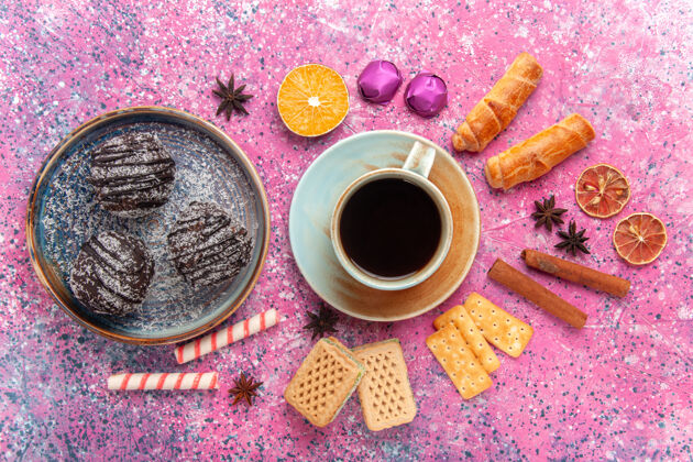 水果俯瞰美味的巧克力蛋糕 加上糖果和一杯粉红色的茶蛋糕美味茶