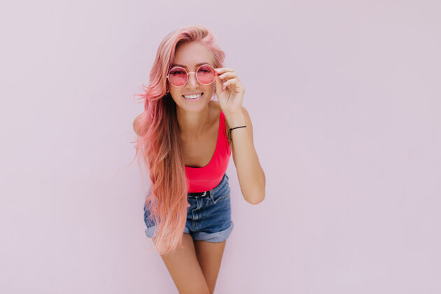 脸快乐的白种女人 粉红色的头发 摆出可爱的微笑休息浪漫冷