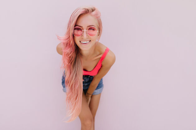 浪漫快乐的白种女人 粉红色的头发 摆出可爱的微笑配件笑女性