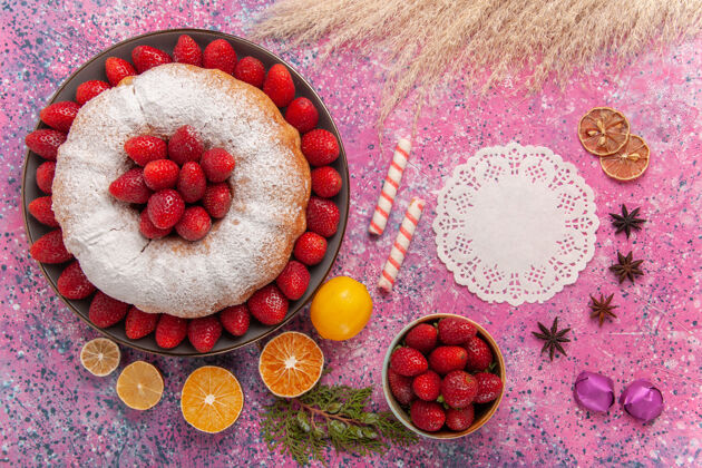 配料顶视图糖粉派草莓蛋糕柠檬上的粉红色饮食食物小吃