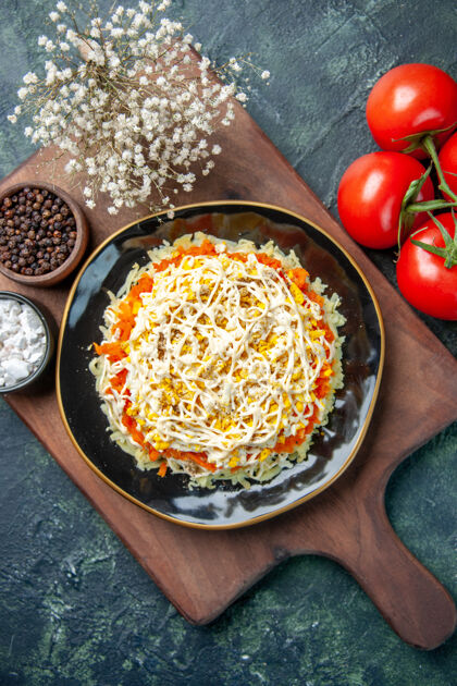 午餐顶视图美味含羞草沙拉在盘子里与深蓝色背景上的红色西红柿晚餐顶部番茄