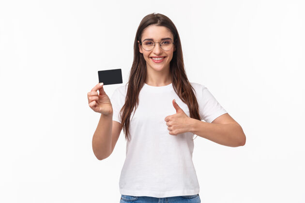 在线有信用卡的年轻女子购买春天金融