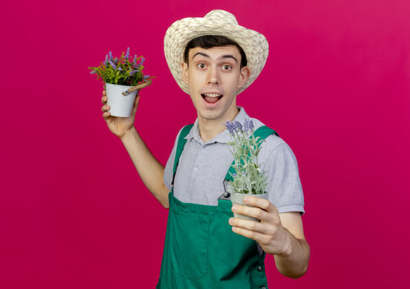 空间快乐的年轻男园丁戴着园艺帽拿着花盆花园穿园艺