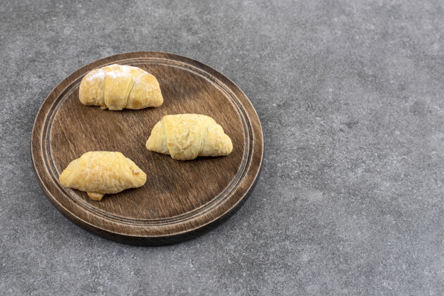 烘焙大理石桌上放着木板和自制的新鲜饼干饼干面包房自制