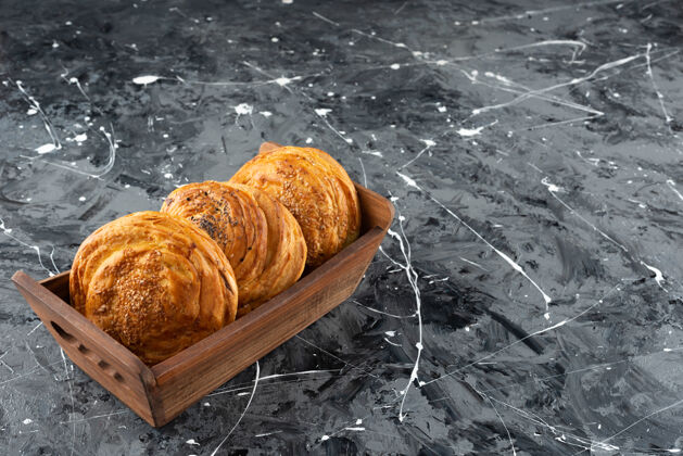 糕点在大理石背景上放着阿塞拜疆国家糕点的木盒芝麻面包种子