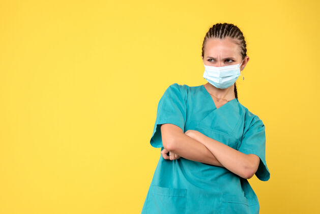专业正面图女医生穿着医用衬衫 戴着口罩 健康护士病毒covid-19大流行色女人女性护士