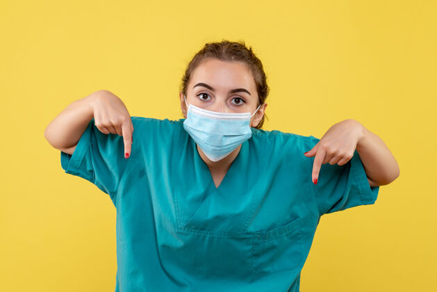 女医生正面图女医生穿着医用衬衫 戴着口罩 制服病毒covid-19冠状病毒大流行健康健康肖像人物
