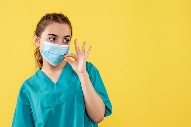 流行病正面图女医生穿着医用衬衫和面罩 健康病毒covid-19大流行色制服肖像健康人物