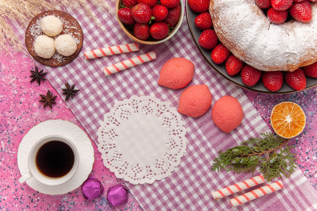 清淡顶视图糖粉派草莓蛋糕与粉红色蛋糕和茶粉红色蛋糕营养草莓