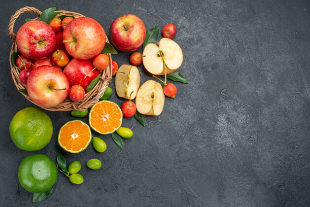 蔬菜从远处俯瞰篮子里的水果柑橘水果苹果健康水果饮食