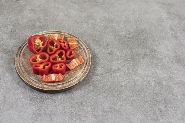 营养把胡椒片放在木板上 放在大理石桌上生的甜椒滋补