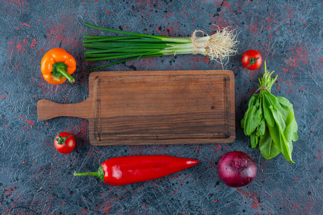 番茄切菜板和蔬菜 在大理石背景上蔬菜砧板甜椒
