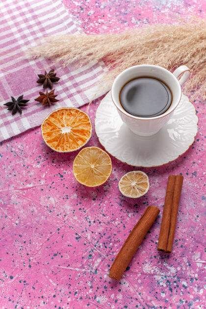 肉桂正面是一杯粉红色的肉桂茶干的水果咖啡