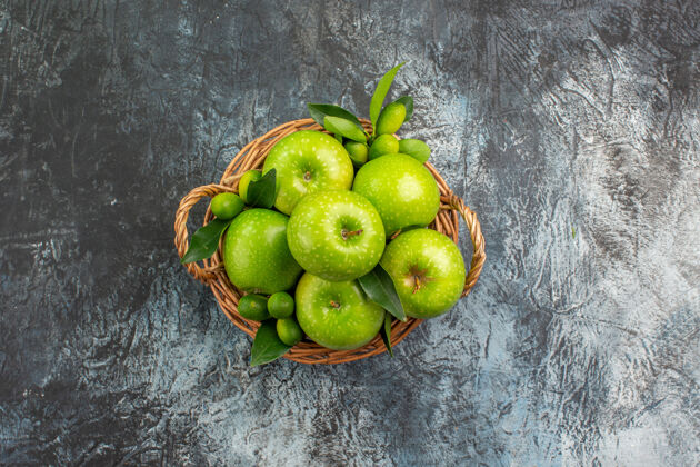 食物从远处俯瞰苹果篮子里有叶子的开胃苹果饮食健康水果