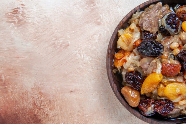 午餐顶部特写镜头：桌上碗里放着栗子干果的肉饭胡椒粉料理肉