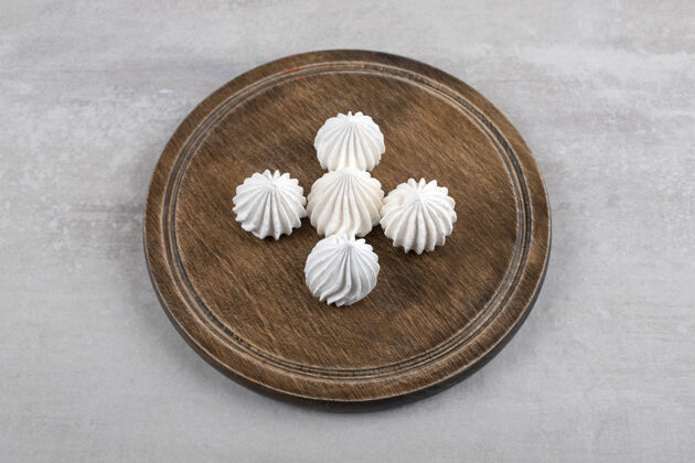卡路里白面酥皮放在木板上 放在大理石桌上烘焙蛋白酥皮甜点