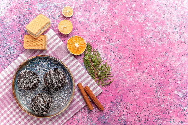 水果俯瞰美味的巧克力蛋糕和粉红色的华夫饼糖果饼干香草